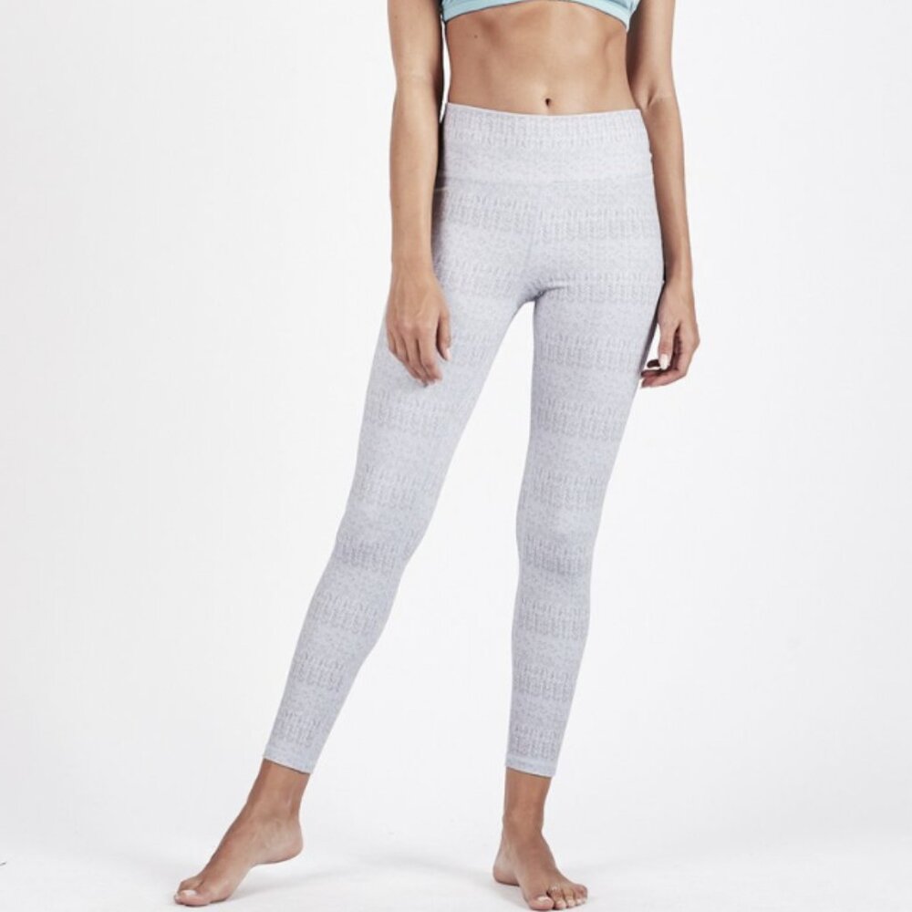 Vuori Vibes Mid Rise Leggings in Grey Arrow Texture Size Small